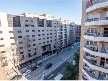 Piso en venta en Avenida de las Torres, Zaragoza: Espacio, luz y exclusividad frente al Hotel Boston