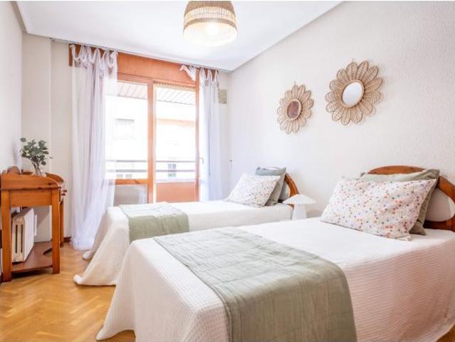 Piso en venta en Avenida de las Torres, Zaragoza: Espacio, luz y exclusividad frente al Hotel Boston