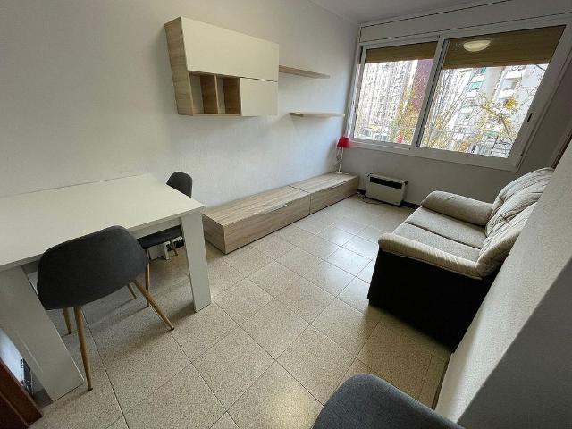 Piso en venta en avenida De Sant Ildefons, Cornellà de Llobregat, de 40 m² 2 habitaciones por 160.000