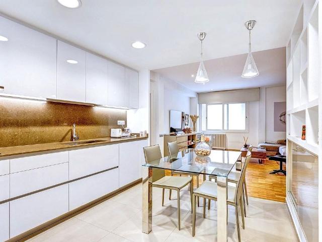 Piso en venta en avenida De Sarrià, Barcelona, de 119 m² 3 habitaciones por 640.000
