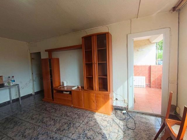 Piso en venta en avenida Del Cantábric, Badia del Vallès, de 75 m² 3 habitaciones por 166.000