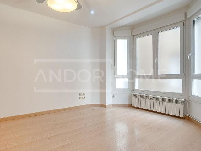Piso en venta en avenida Del Paral·Lel, Barcelona, de 100 m² 3 habitaciones por 520.000