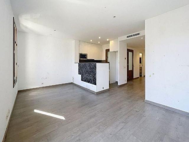 Piso en venta en avenida Del Paral·Lel, Barcelona, de 76 m² 2 habitaciones por 460.000