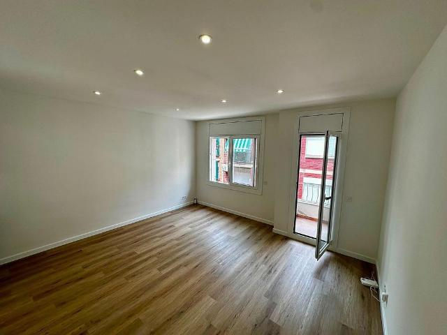Piso en venta en avenida Del Parc, Cornellà de Llobregat, de 73 m² 2 habitaciones por 262.000