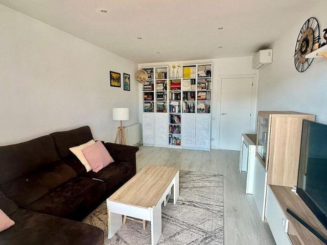 Piso en venta en avenida Del Poal, Castelldefels, de 71 m² 3 habitaciones por 430.000