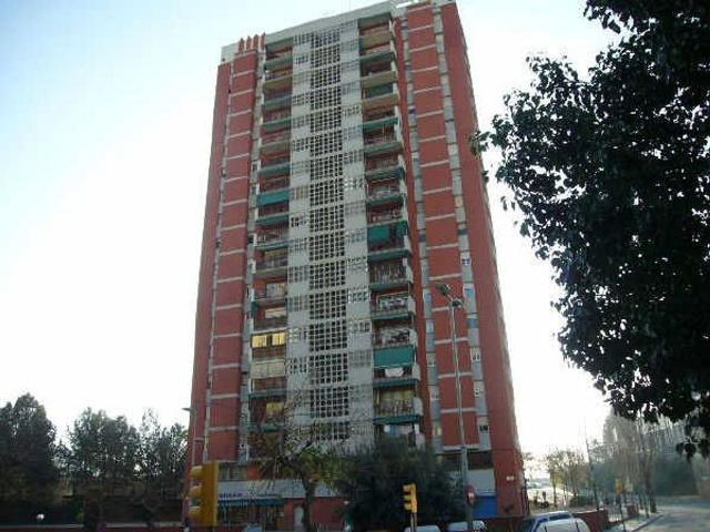 Piso en venta en avenida Dels Rasos de Peguera, Barcelona, de 80 m² 3 habitaciones por 83.900