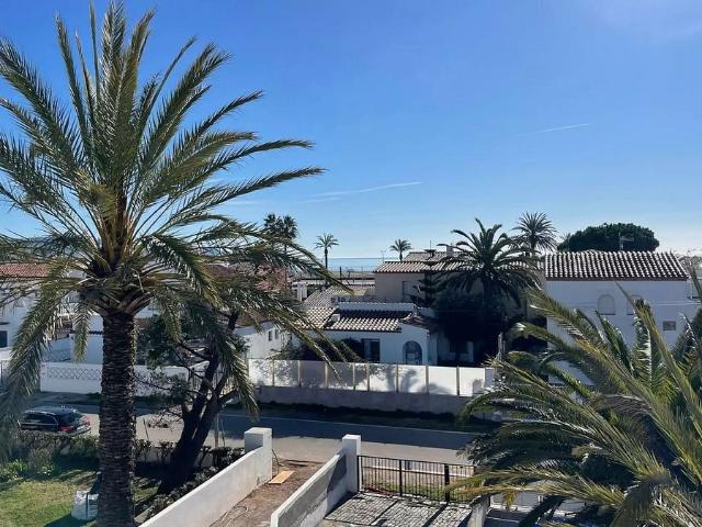 Piso en venta en avenida Fages de Climent, Castelló d´Empúries, de 109 m² 3 habitaciones por 485.000