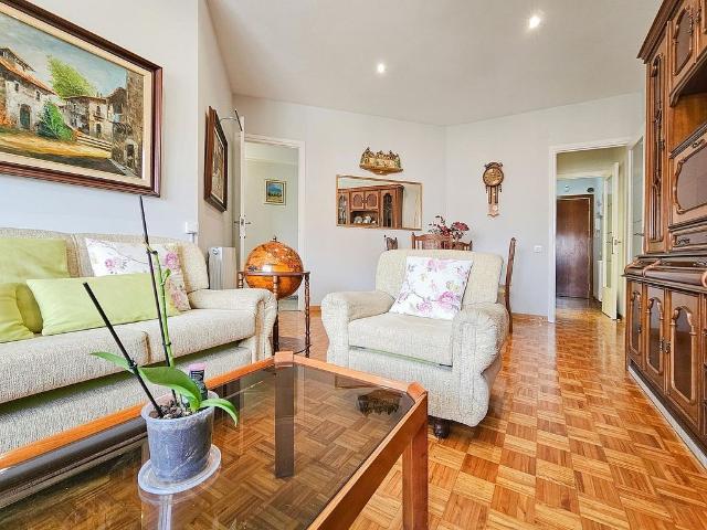Piso en venta en avenida Meridiana, Barcelona, de 69 m² 4 habitaciones por 440.000