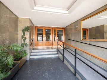 Piso en venta en Ávila, Santo Tomás. Amplio piso junto al PASEO de SAN ROQUE con PLAZA DE GARAJE y TRASTERO. Pisos.