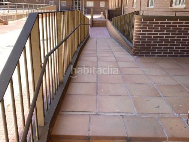 Piso en venta en Ávila, Santo Tomás. Piso con garaje y trastero en la urbanización El Dintel. Pisos.