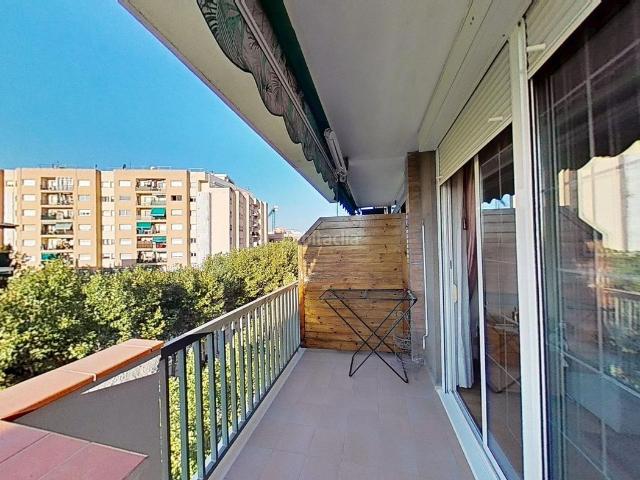 Piso en venta en Abrera. Piso de 4 habitaciones con terraza en pleno centro de Abrera. Pisos.