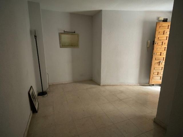 Piso en venta en Acera de San Ildefonso, Granada | 116 m2 con Proyecto de Cambio de Uso Incluido