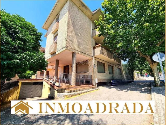 Piso en venta en Adrada La. INMOADRADA vende Piso céntrico con terraza y garaje. Pisos Adrada.