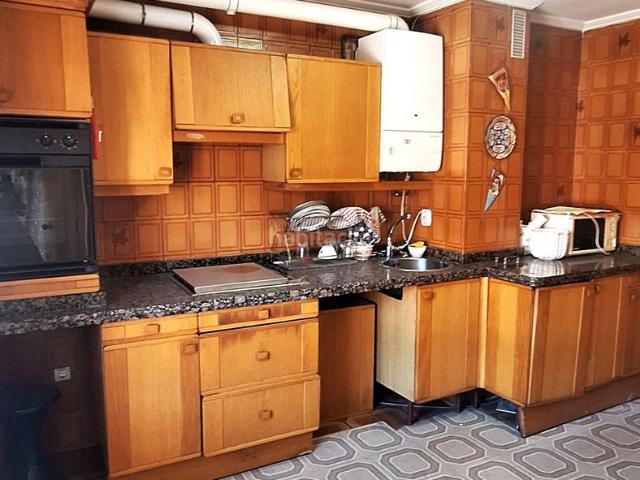 Piso en venta en Aguilar de Campoo. Céntrico y soleado piso en la localidad de Aguilar de Campoo. La vivienda está situada junto al hotel Valentín, consta de tres d. Pisos Aguilar de.