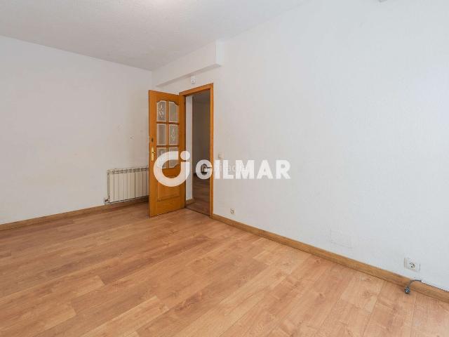 Piso en venta en Alcobendas, Centro. Te invitamos a descubrir este encantador piso de 85 m en una ubicación inmejorable. Situado en el vibrante centro de Alcobendas, e. Pisos.