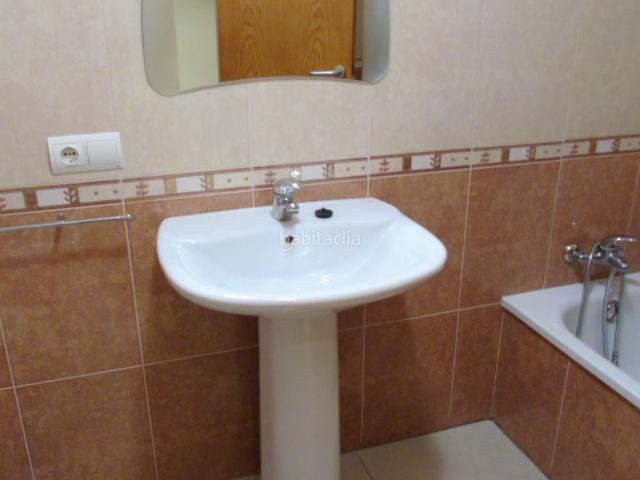 Piso en venta en Alcázar de San Juan. PISO DE TRES DORMITORIOS EXTERIOR, CON PATIO, AMPLIA COCINA, SALON MUY LUMINOSO Y PLAZA DE GARAJE INCLUIDOS EN EL PRECIO. Pisos Alcázar de San.