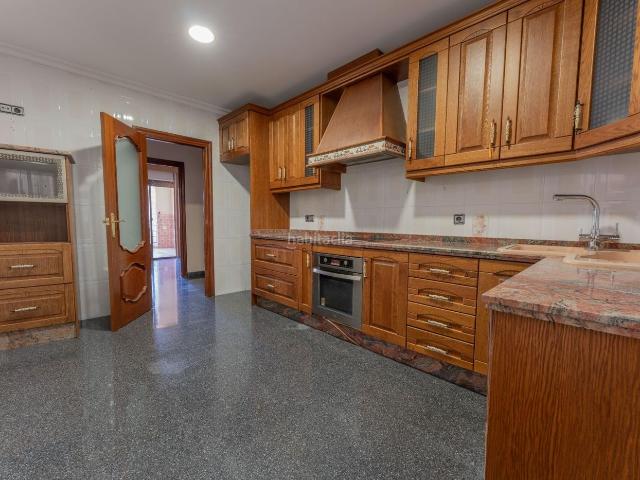 Piso en venta en Albatera. Lista para entrar a vivir! Espacioso piso de 4 habitaciones con balcón acristaladoBuscas espacio, comodidad y una ubicación lista. Pisos.