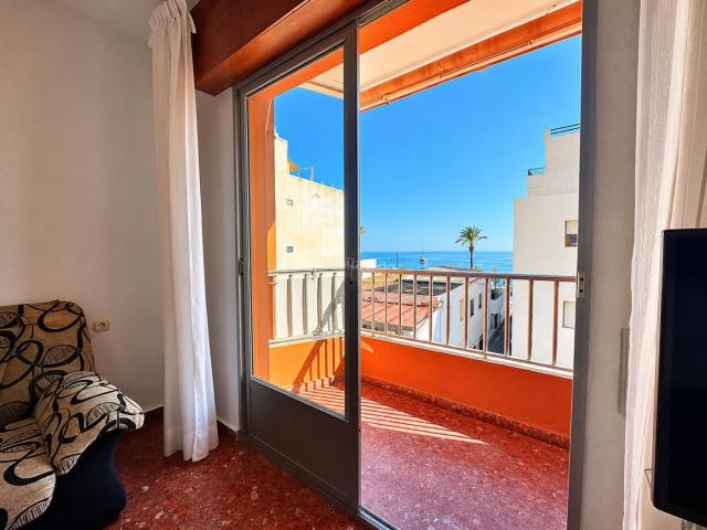 Piso en venta en Albuñol. Amplio piso 4 dormitorios con terracita y vistas al mar, junto a la playa en La Rábita. Pisos.