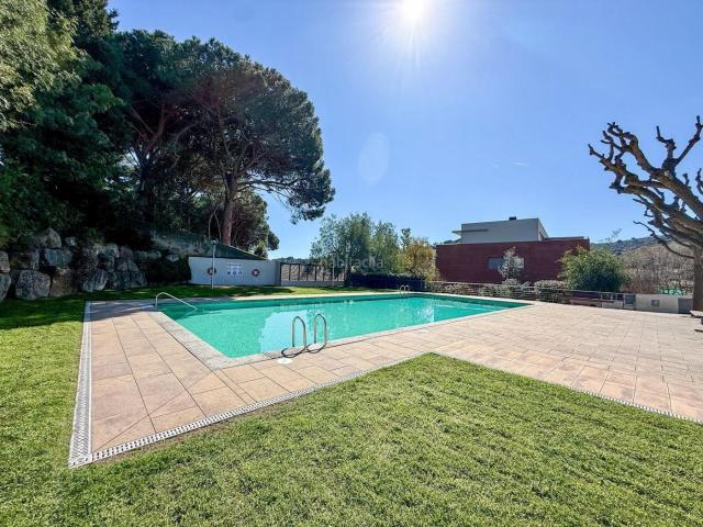 Piso en venta en Alella. Piso exclusivo en el centro de Alella con gran terraza, parking, trastero y piscina comunitaria. Pisos.