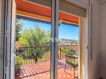Piso en venta en Alella. Piso reformado con terraza, vistas al mar y piscina comunitaria en el centro de Alella. Pisos.