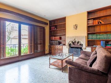 Piso en venta en Alella. Propiedad única en la Plaza del Ayuntamiento de Alella con dos terrazas privadas. Pisos.