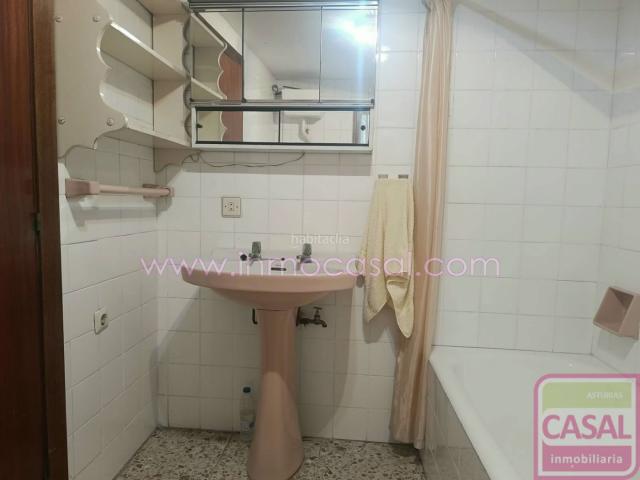 Piso en venta en Aller. SE VENDE PISO EN MOREDA. Pimera planta con ascensor. Piso de tres habitaciones, un baño completo con bañera y ventana, cocina, sal. Pisos.