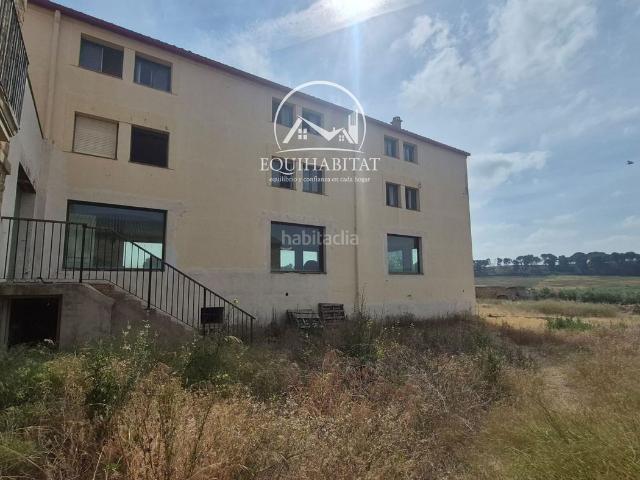 Piso en venta en Almacelles. Se ofrece espectacular masía de gran tamaño, ideal para emprendedores, inversores o empresas que busquen desarrollar un proyecto c. Pisos.