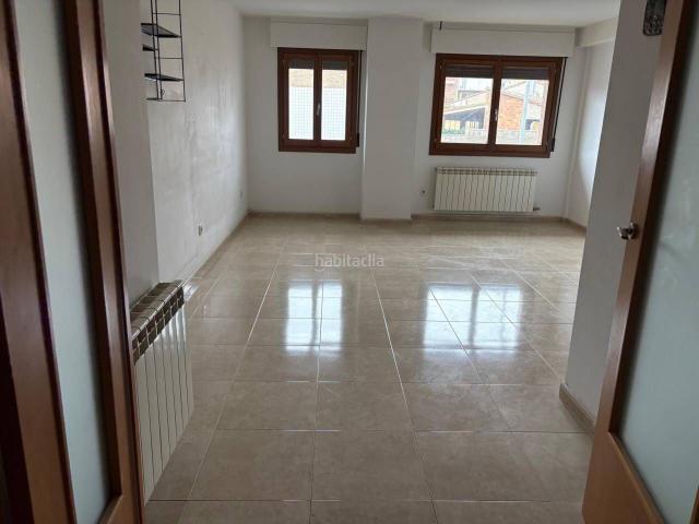Piso en venta en Almacelles. Venta de piso en Almacelles con parking y trastero. Pisos.