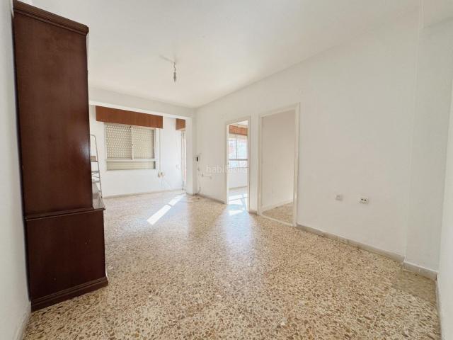 Piso en venta en Almería, Esperanza Quemadero. Oportunidad con gran potencial cerca del centro Vivienda con patio, terraza. Pisos.