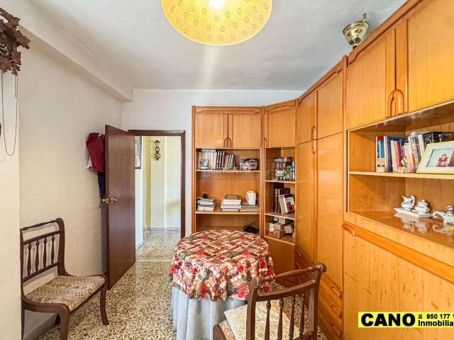 Piso en venta en Almería, Esperanza Quemadero. Piso en la Plaza del Quemadero con Ascensor, Almería. Pisos.