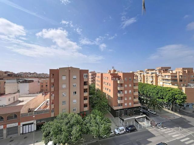 Piso en venta en Almería, San Luis. Piso exterior con terraza al parque Cocina de diseño Urbanización Premium. Pisos.