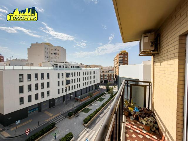 Piso en venta en Almería, Plaza de Toros Santa Rita. AMPLIO PISO EXTERIOR DE 4 DORMITORIOS JUNTO A PLAZA DE TOROS!. Pisos.