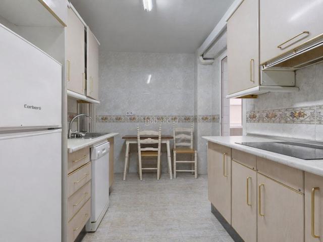 Piso en venta en Almería, Plaza de Toros Santa Rita. Oportunidad de Inversión en Avenida Pablo Igleisas Amplio Piso con Potencial. Pisos.