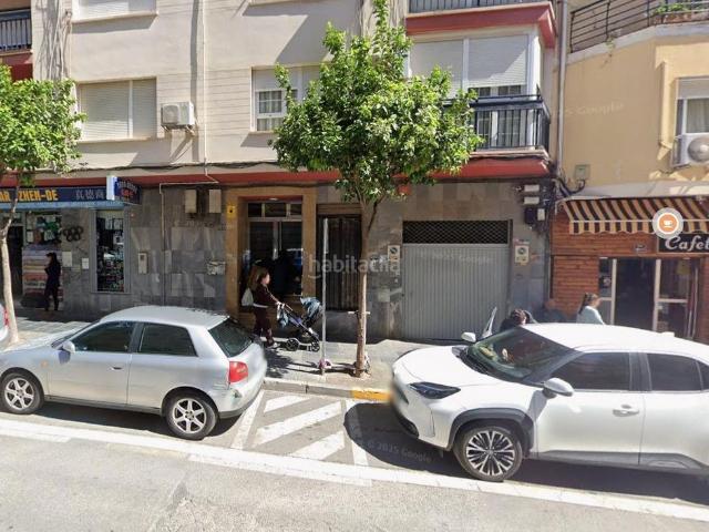 Piso en venta en Almería, Plaza de Toros Santa Rita. Oportunidad de Inversión en Avenida Pablo Igleisas Amplio Piso con Potencial. Pisos.