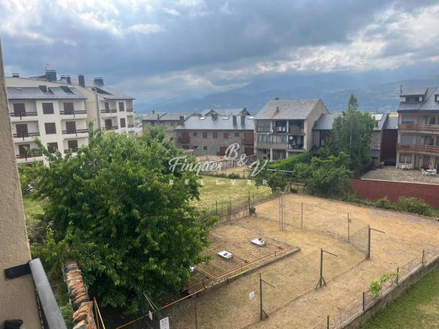 Piso en venta en Alp. Venta de piso en Alp un hogar acogedor y con encanto. Pisos.