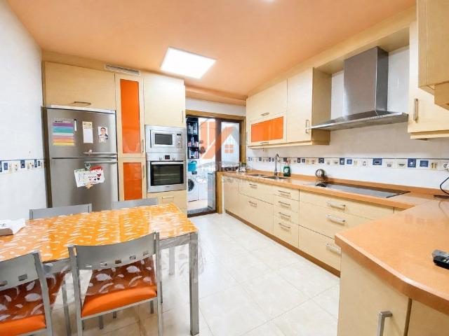 Piso en venta en Ames, Bertamirans. SE VENDE PISO DE 3 DORMITORIOS CON GARAJE Y TRASTERO EN BERTAMIRÁNS. AMPLIO, Y LUMINOSO. Pisos.
