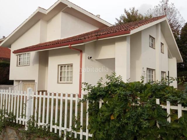 Piso en venta en Ames, O Milladoiro. gran oportunidad! se vende precioso chalet en la urbanización as mimosas al lado de milladoiro, y cercano a bertamirans, con s. Pisos.