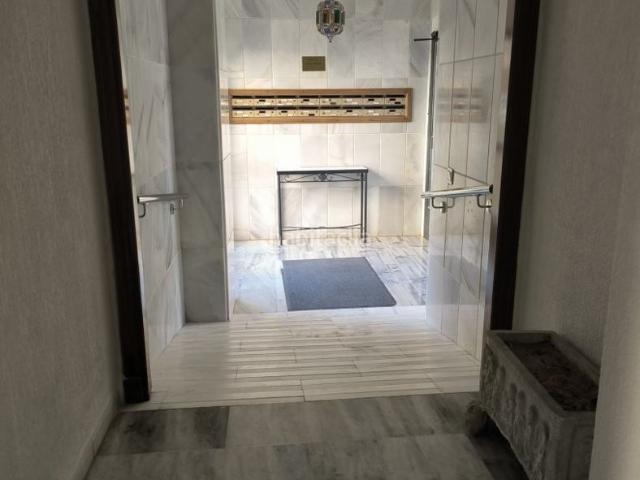 Piso en venta en Antequera, Zona de la Vega. Se vende NUDA PROPIEDAD, de vivienda con 2 dormitorios, armarios empotrados,2 baños y plaza de garaje, terraza. Muy luminoso. Pisos.