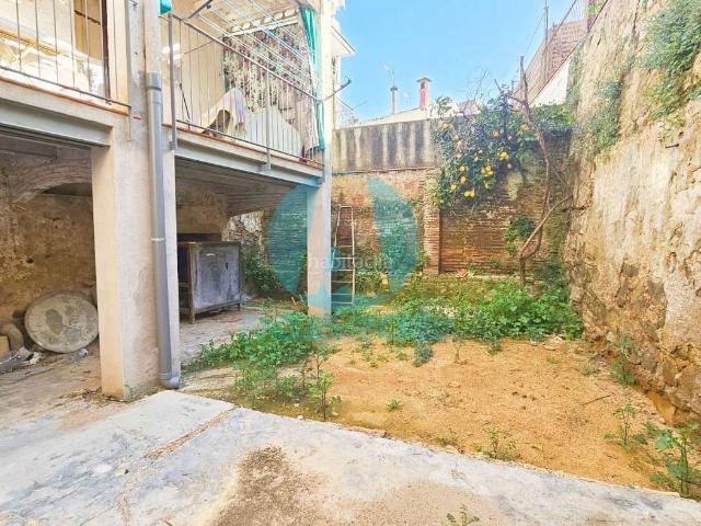 Piso en venta en Argentona, Nucli Urbà. Crea tu hogar en el centro de Argentona con 222 m de parcela y gran patio privado. Pisos.