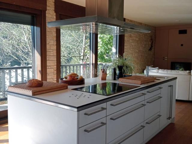 Piso en venta en Areso. Vivienda en casa bifamiliar con jardín en venta en Areso, Navarra. Pisos.