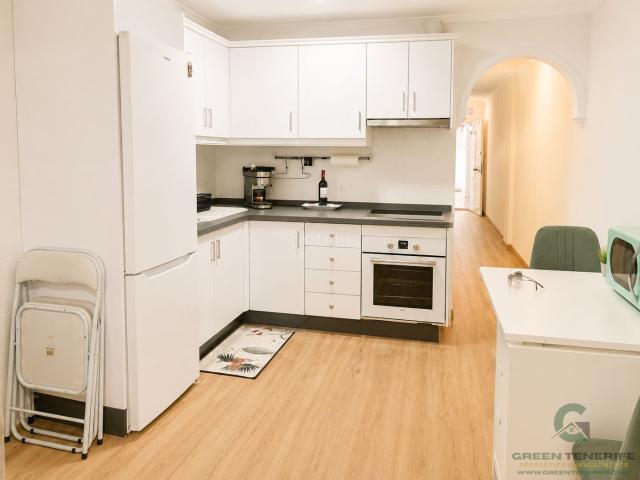 Piso en venta en Arona, Los Cristianos. Apartamento reformado de 59 m situado en el complejo Albatros, en Los Cristianos. Dispone de 2 dormitorios, 1 baño, cocina totalme. Pisos.