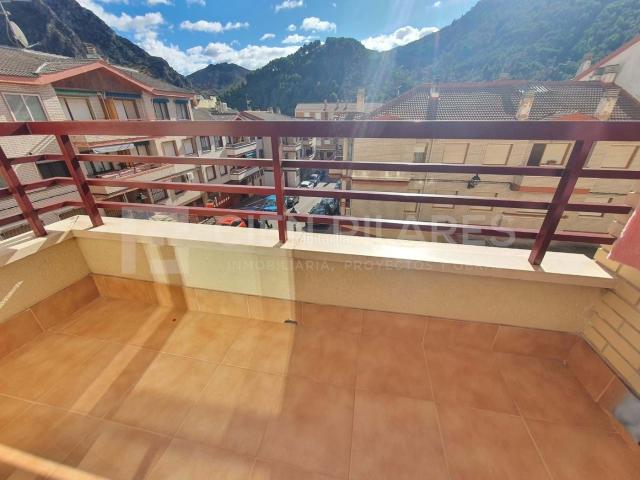 Piso en venta en Arnedillo. Oportunidad genial en Arnedillo! Piso de 3 habitaciones, 2 baños, amplio salón con terraza, cocina también con terraza y para rema. Pisos.