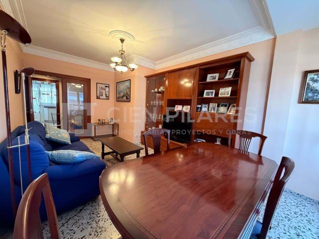 Piso en venta en Arnedo. Luminoso piso exterior junto a Plaza de España. Dispone de 3 habitaciones, 1 baño, cocina con balcón y otro balcón a la calle prin. Pisos.
