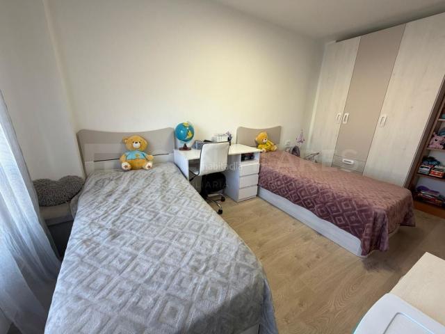Piso en venta en Arnedo. Piso muy luminoso de 4 amplios dormitorios, salón, cocina independiente, baño reformado con plato de ducha, aseo, dos balcones y t. Pisos.