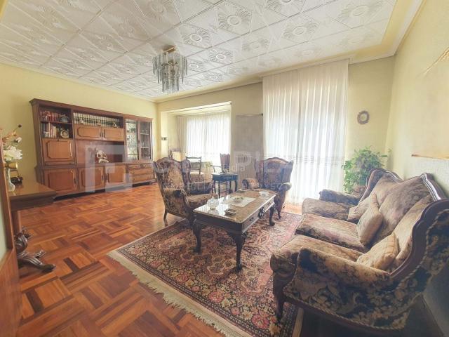 Piso en venta en Arnedo. Se vende estupendo piso en zona céntrica de Arnedo con tres dormitorios, salón, cocina con despensa, un baño y 1 aseo y terraza. Pisos.