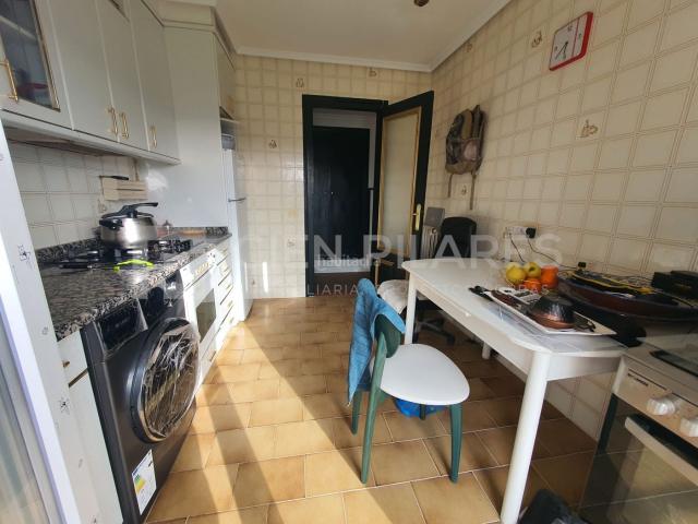 Piso en venta en Arnedo. Se vende piso céntrico y muy soleado. Dispone de 2 habitaciones, salón, cocina independiente, terraza y trastero. Ubicado en una z. Pisos.