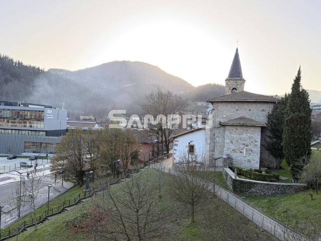 Piso en venta en Arrasate o Mondragón. ERGUIN, PISO CON 2 BALCONES Y CAMAROTE. Pisos Arrasate o.