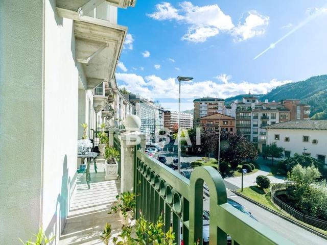 Piso en venta en Arrasate o Mondragón. Vivienda Familiar con Espectacular Terraza y Garaje Incluido. Pisos Arrasate o.