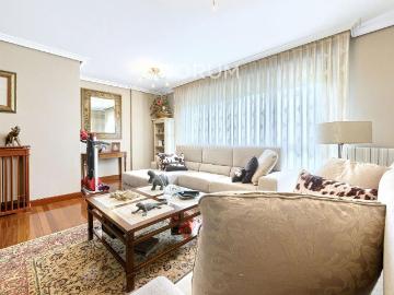 Piso en venta en Arrigorriaga. Amplio Piso De 3 Dormitorios y 2 Baños Con Parcela de Garaje y Trastero Incluidos En Arrigorriaga. Pisos.