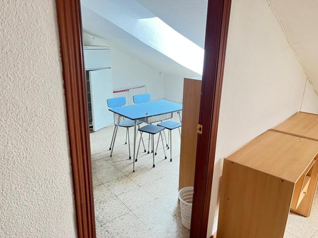 Piso en venta en Burgos, Casco Antiguo. ? Buhardilla con Encanto para Reformar en Calle Laín Calvo Burgos. Pisos.